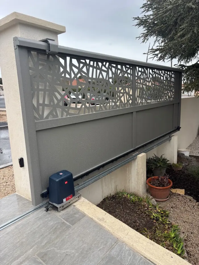 portail coulissant aluminium avec moteur BFT Deimos ultra BT posé à Châteauneuf les Martigues par Automatic elec'